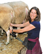 Der Bäuerin macht die Arbeit mit den Schafen viel Spaß.