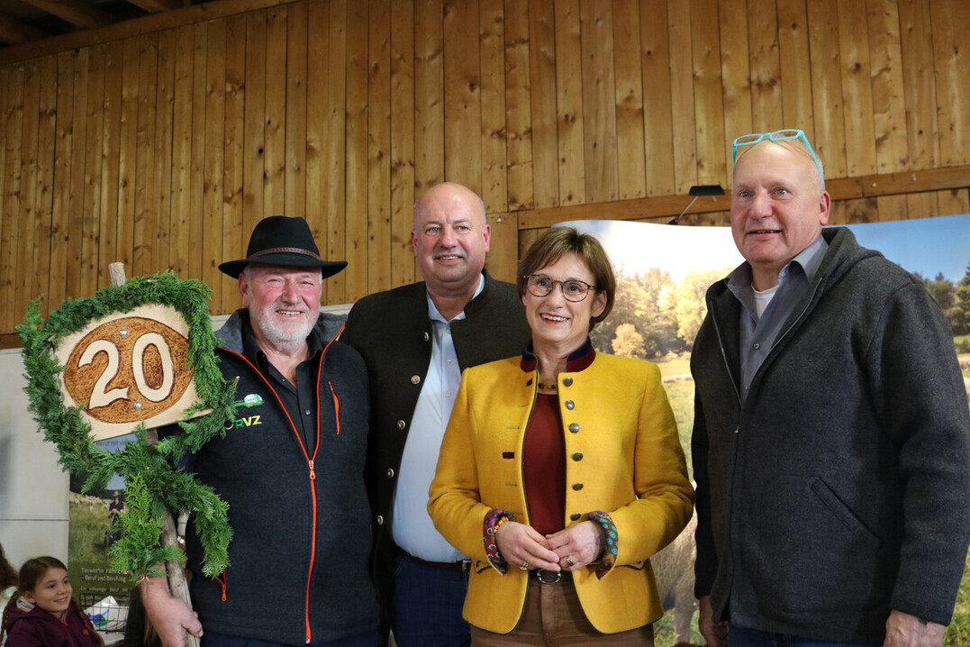 Glückwünsche zum Jubiläum (v.l.): Ernst Fauser, Schäfer und Vorsitzender BW Lamm EZG, Jürgen Mäder, Edeka Südwest Fleisch, Sabine Kurtz, Staatssekretärin im Ministerium für Ernährung, Ländlicher Raum und Verbraucherschutz Baden-Württemberg, Ulrich Rothweiler, Viehzentrale Südwest (VZ)