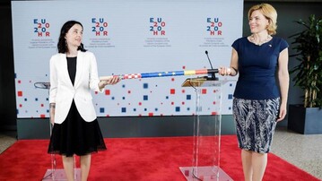 Von ihrer kroatischen Kollegin Marija Vučković bekommt Bundesministerin Julia Klckner den "Staffelstab" fr die EU-Ratsprsidentschaft berreicht. 