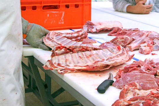 Um nicht nur die edleren Teilstücke, sondern möglichst viel vom Tier zu verwerten, lohnt es sich mehr über die Schnittführung beim Schlachten und Zerlegen zu erfahren.