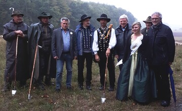 Volker Bouffier, Ministerprsident in Hessen (CDU), bernimmt am 2. Oktober 2018 eine Lammpatenschaft.