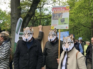 Weidetierhalter machen jhrlich bei der Umwelkonferenz auf ihre immer schwieriger werdende Situation aufmerkam, hier bei der Umweltministerkonferenz 2019 in Hamburg.