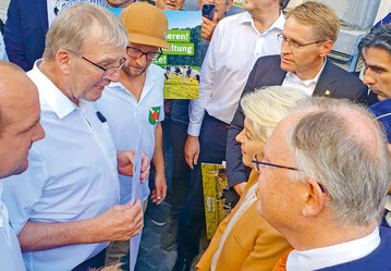 Michael Horper, Prsident des Bauern- und WinzerverbandesRheinland-Nassau (li.) legte die Inhalte des Forderungspapiers derEU-Kommissionsprsidentin Ursula von der Leyen vor.
