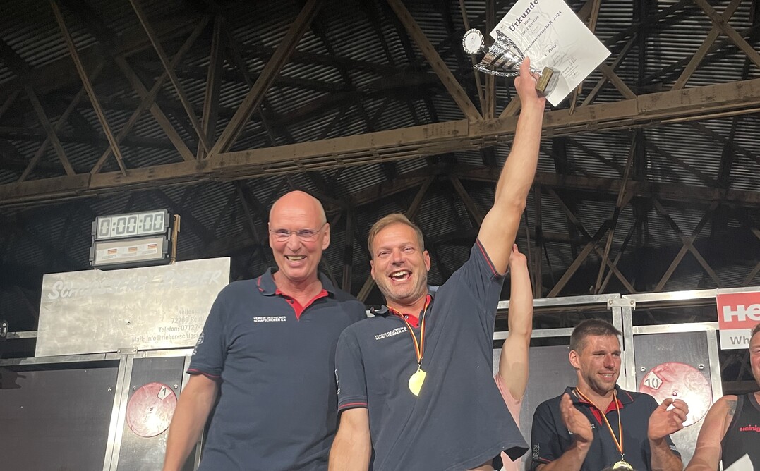 Christian Zill (r.) wird Vereinsmeister, neben ihm Moderator Michael Gertenbach.