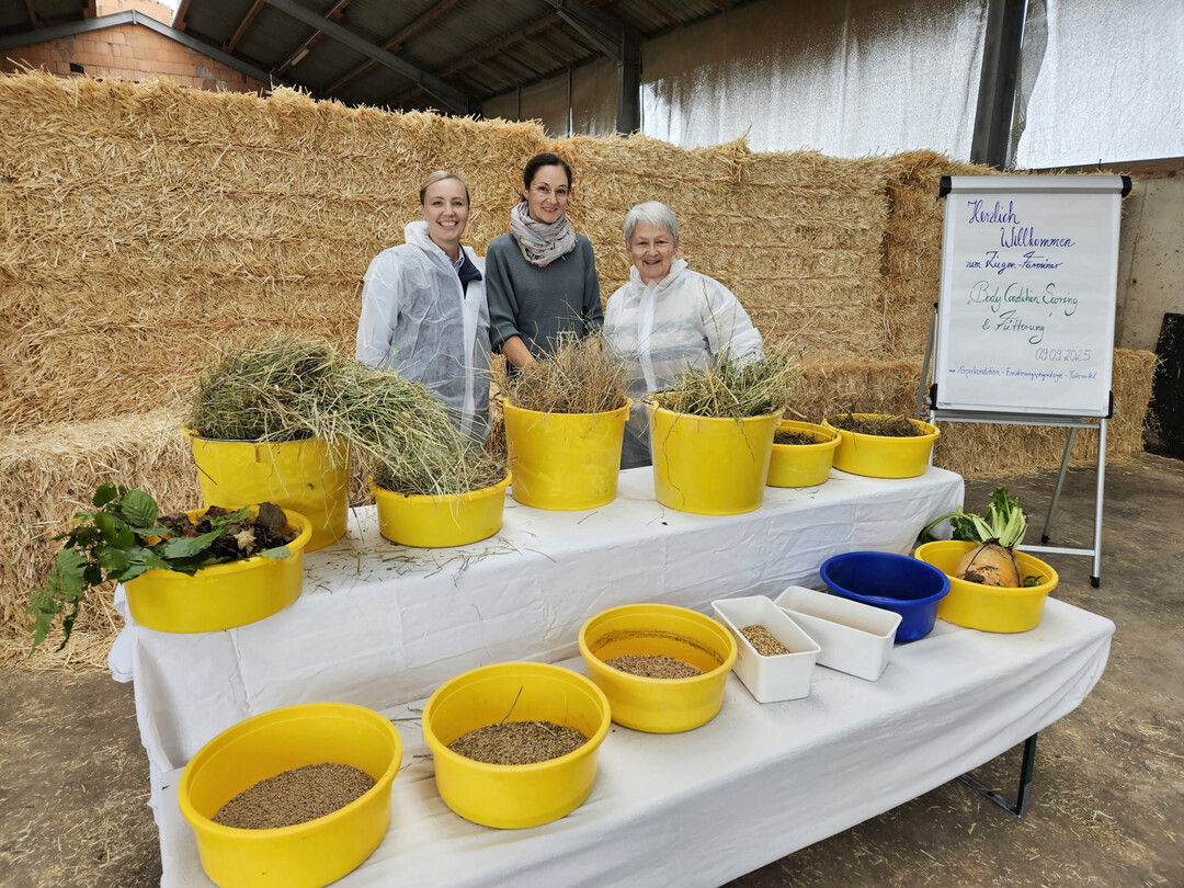 Sie waren die Referenten des Farminars: Prof. Maren Bernau (l.) und Andrea Kaufmann mit Betriebsleiterin Mira H�tter (Mitte).