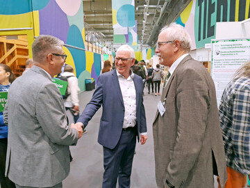 VDL-Vorsitzender Alfons Gimber (r.) im Gespr�ch mit Jochen Flasbarth, Staatssekret�r im Bundesumweltministerium, und dem Direktor der Gr�nen Woche, Lars J�ger (l.). 