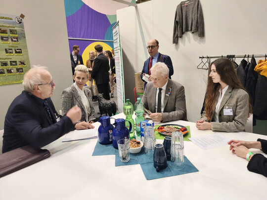 Die VDL im Gespr�ch mit dem Bundeslandwirtschaftsminister Alois Rainer (3.v.l.) und Staatssekret�rin Silvia Breher (2.v.l.): Alfons Gimber (links, Vorstandsvorsitzender) und Jennifer Oberpenning (rechts, Gesch�ftsf�hrerin).