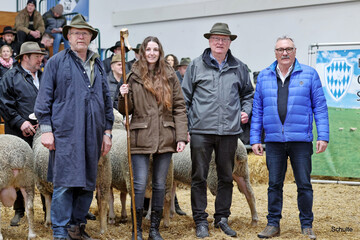 �bergabe des Hirtenstabes anl�sslich der Merinolandschaf-Elite in Wertingen (v.l.): Alfons Gimber, Jennifer Oberpenning, Dr. Christian Mendel, Josef Kinzelmann.