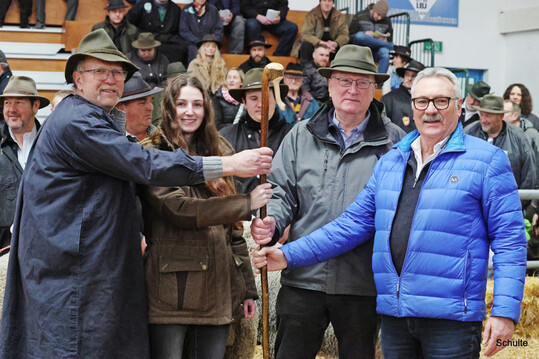 �bergabe des Hirtenstabes anl�sslich der Merinolandschaf-Elite in Wertingen.