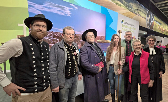 Gottesdienst bei der Gr�nen Woche mit Segnung des Hirtenstabes (v.l.): Jonas Scholz, Ingo Stoll, Knut Kucznik, Jennifer Oberpenning, Monsignore Dr. Hansj�rg G�nther, Sabine Werth, Dr. Julia Helmke.