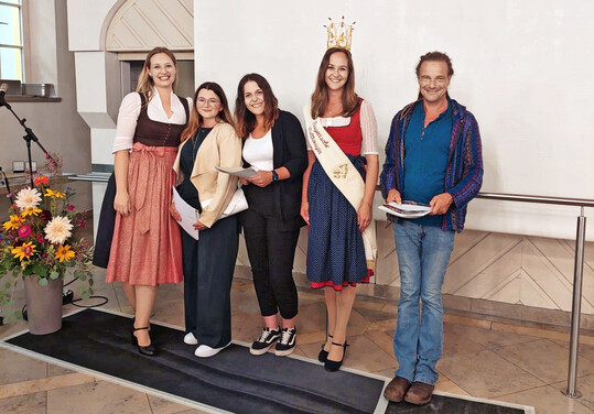 Tierwirte und Tierwirtinnen Sch�ferei 2025 (v.l.): Johanna Mehringer (LfL), Ann-Kathrin Kitzinger (Baden-W�rttemberg), Ronja Vogel (Baden-W�rttemberg), Janine Staudacher (Bayerische Wollk�nigin) und Matthias Jakob (Baden-W�rttemberg).