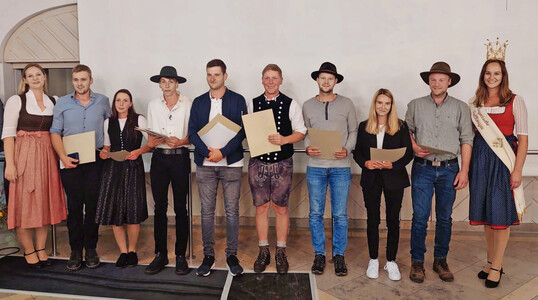 Tierwirtschaftsmeister und -meisterinnen Fachrichtung Sch�ferei Jahrgang 2024/2025 (v.l.): Johanna Mehringer (LfL), Peter Betz (Oberpfalz), Valeria Gartner (Mittelfranken), Philip Maurer (Mittelfranken), Moritz Nie� (Baden-W�rttemberg), Markus Nutz (Oberpfalz), Alexander Schiebler (Hessen), Anna Thomas (Rheinland-Pfalz), Moritz W�rlein (Mittelfranken) und Janine Staudacher (Bayerische Wollk�nigin). Nicht auf dem Bild: Franziska Storch, Unterfranken, und David Jacobi, Nordrhein-Westfalen.