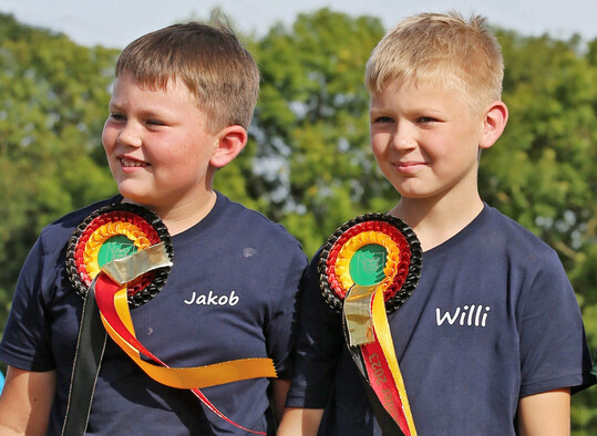 Jakob Rosenthal (l.) und Willi Rocher aus Brandenburg wurden gemeinsam mit Felix Junge aus NRW Sieger im Teamwettbewerb bei der Deutschen Jungzüchtermeisterschaft 2023 in Detmold (NRW).