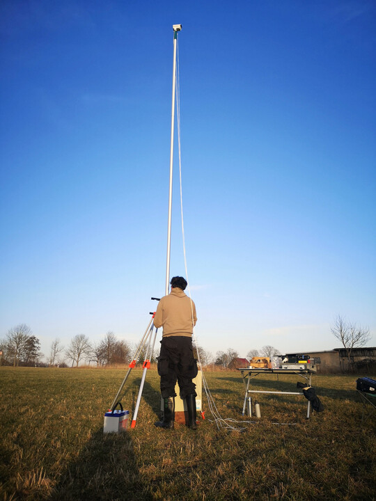 Die Herde im Blick: Das an einem Mast befestigte Kamerasystem �berwacht in einem Radius von bis zu 200 Metern Tag und Nacht die Weide und erkennt, wenn sich ein Wolf n�hert.
