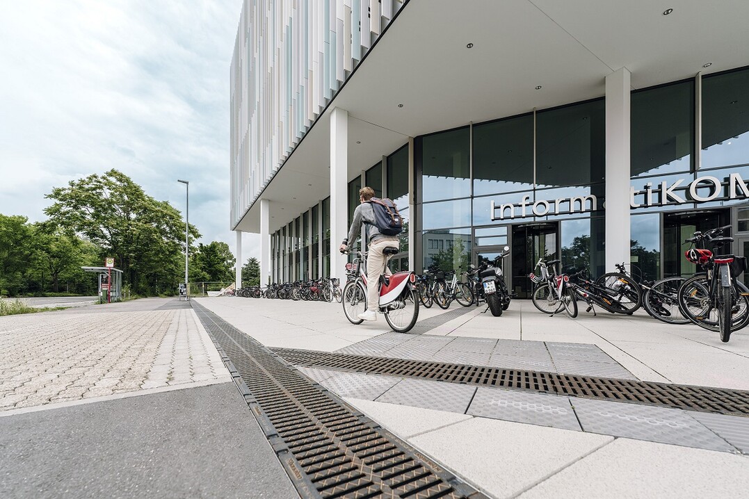 Entwässerungsrinnen im Eingangsbereich des InformatiKOM