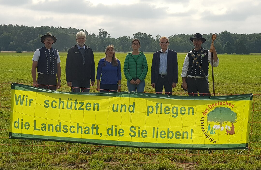 Austausch anlässlich des Aktionstages 2021 (v.l.): Wendelin Schmücker, Vorsitzender Fördervereins der Deutschen Schafhaltung (FDS),
Dr. Manfred Leberecht, Vizepräsident Bauernverband Mecklenburg-Vorpommern, Frau Schulz Bündnis 90/Die Grünen,
Anja Schröter, Verband der Pferdezüchter Mecklenburg-Vorpommern,
Staatssekretär Dr. Buchwald vom Landwirtschafts- und Umweltministerium, und
Maik Gersonde, Stellvertretender FDS-Vorsitzender.