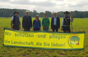 Austausch anlsslich des Aktionstages 2021 (v.l.): Wendelin Schmcker, Vorsitzender Frdervereins der Deutschen Schafhaltung (FDS),
Dr. Manfred Leberecht, Vizeprsident Bauernverband Mecklenburg-Vorpommern, Frau Schulz Bndnis 90/Die Grnen,
Anja Schrter, Verband der Pferdezchter Mecklenburg-Vorpommern,
Staatssekretr Dr. Buchwald vom Landwirtschafts- und Umweltministerium, und
Maik Gersonde, Stellvertretender FDS-Vorsitzender.