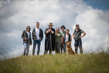 Inga Rubens (2.v.r.) und Florian Kirchner (r.) sind die Grnder des Start-Up Labels "albnah". Sie produzieren Kleidungsstcke aus ausschlielich sddeutscher Merinowolle.