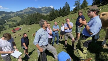 LfL-Prsident Stephan Sedlmayer verschafft sich am Sudelfeld einen Eindruck von den Auswirkungen des Klimawandels auf die Almwirtschaft.