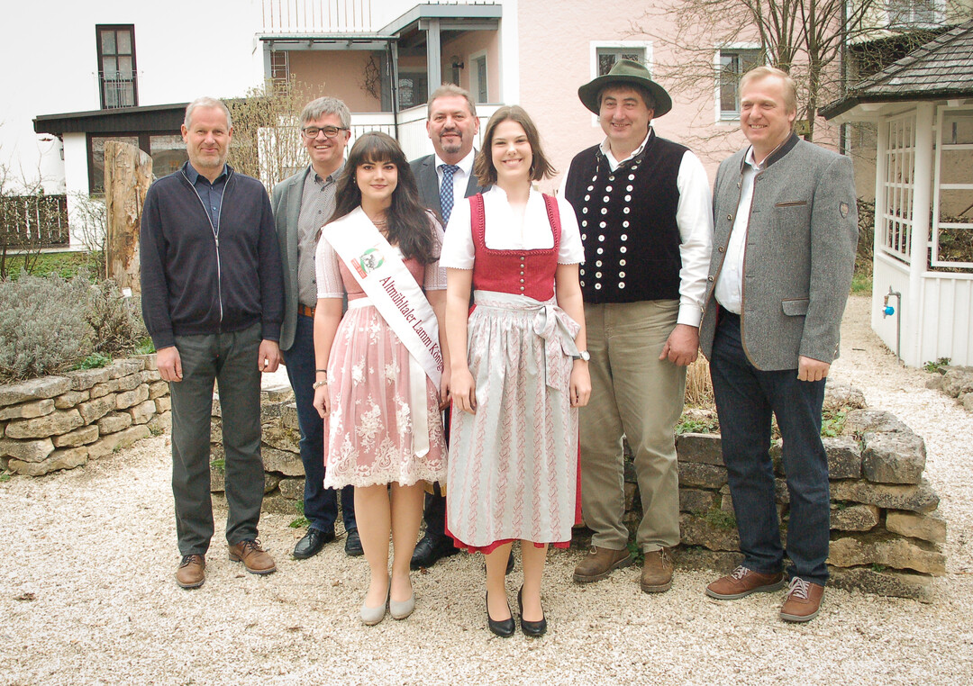 Franzika Lechner (rechts) bernahm am 19. Mai 2019 das Amt der Altmhltaler-Lamm-Knigin von ihrer Vorgngerin Jana Mller.