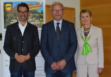 Von links: Umweltstaatssekretr Dr. Andre Baumann, der Vorsitzende des baden-wrttembergischen Landesschaftzuchtverbandes, Alfons Gimber und Staatssekretrin Friedlinde Gurr-Hirsch, setzen sich fr die Zukunft der Schferinnen und Schfer ein.