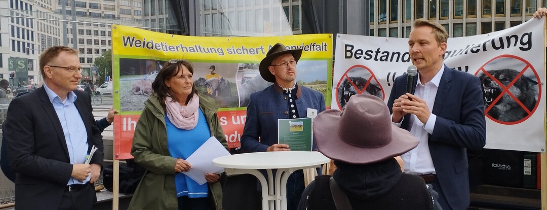 Bei der Kundgebung der Weidetierhalter nahm der Parlamentarische Staatssekretär im BMUV, Jan-Niclas Gesenhues (r.), Stellung zum Thema Wolf. Von links: Jochen Gebauer, Abteilungsleiter Naturschutz im BMUV, Anne Friesenborg, Wolfs-Beauftragte der Freien Wähler Niedersachsen, und Wendelin Schmücker, FDS.