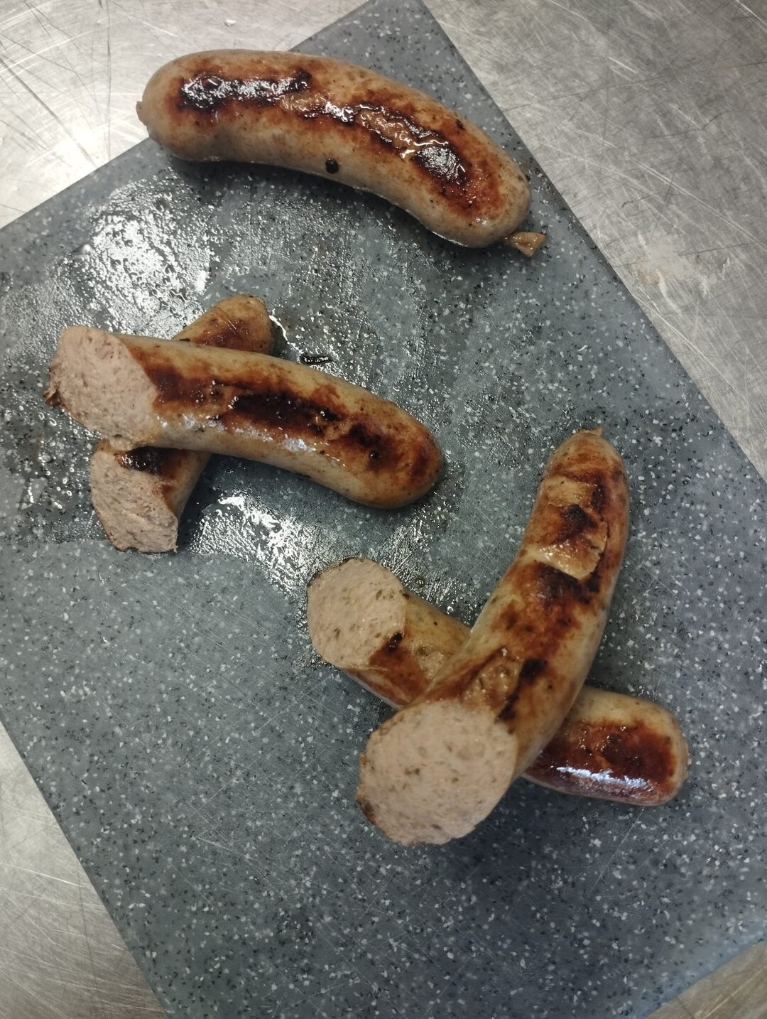 Bratwurst aus Schaffleisch und Gemseanteil.