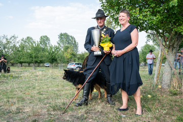 Martin Winz aus Halle hat den Siegerpokal von Landwirtschaftsministerin Dalbert als bester Schfer erhalten.