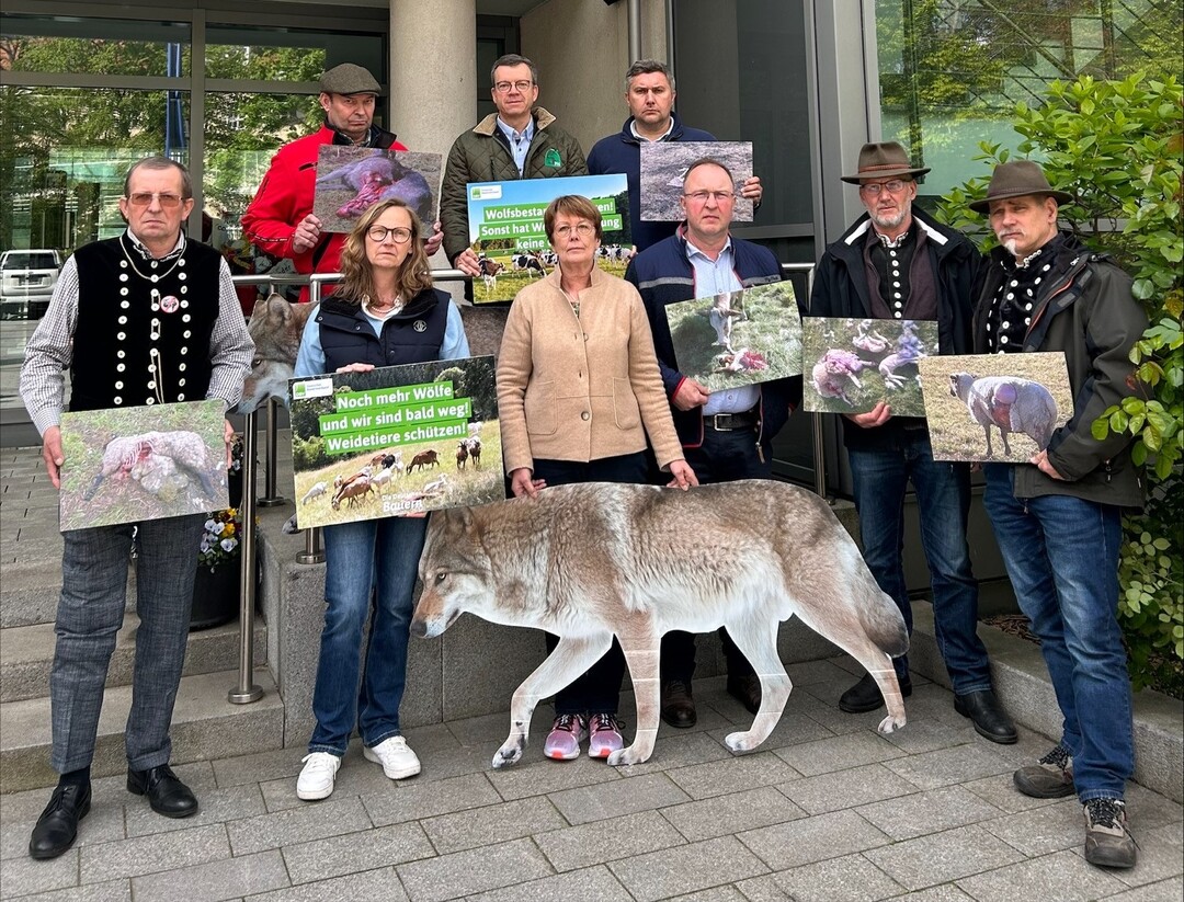 Im Rahmen des Pressegesprächs machten vor dem Haus der Land- und Ernährungswirtschaft Verbände und Weidetierhalter auf die festgefahrene Wolfsproblematik aufmerksam. (2. Reihe v.li.: Dr. Axel Behrendt, BLW, Bernhard Feßler, FN, Grossmann, BLW, 1. Reihe v.li.: Ingo Stoll, VDL, Friederike Schulze Hülshorst, AFN&BAGJE, Gina Strampe, BLW, Jens Schreinicke, Vorsitzender KBV Potsdam-Mittelmark und Wolfsbeauftragter LBV Brandenburg, Volker Kießlich, VDL, Uwe Wiedmer, VDL)