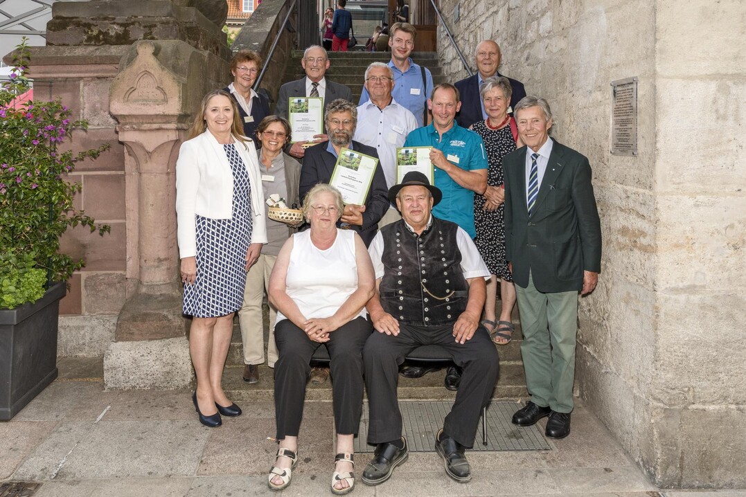 Preistrger des Deutschen Landschaftspflegepreises 2019 (v.l.) Erste Reihe: Dr. Gabriele Andretta, Prsidentin des Niederschsischen Landtages, Solveig Barthelmes, Roland Barthelmes, Josef Gppel MdB a.D., Vorsitzender des DVL. Zweite Reihe: Anja Schumann, Dr. Ulrich Mck, Hans-Jrg Wiederrecht. Dritte Reihe: Arno Rudolf, Frau Schumacher. Vierte Reihe: Ildiko Eirich, Bernd Eirich, Stefan Maisberger, Prof. Dr. Wolfgang Schumacher.