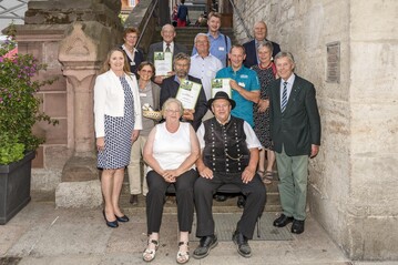 Preistrger des Deutschen Landschaftspflegepreises 2019 (v.l.) Erste Reihe: Dr. Gabriele Andretta, Prsidentin des Niederschsischen Landtages, Solveig Barthelmes, Roland Barthelmes, Josef Gppel MdB a.D., Vorsitzender des DVL. Zweite Reihe: Anja Schumann, Dr. Ulrich Mck, Hans-Jrg Wiederrecht. Dritte Reihe: Arno Rudolf, Frau Schumacher. Vierte Reihe: Ildiko Eirich, Bernd Eirich, Stefan Maisberger, Prof. Dr. Wolfgang Schumacher.