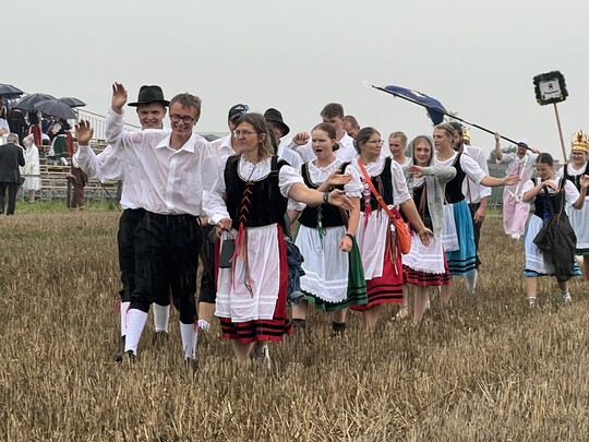 Neun Schfermdchen und acht Schferjungs nahmen am traditionellen Schferlauf teil.