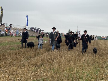 Trotz des schlechten Wetters fand das Leistungshten statt. Jonas Henninger (Mitte) siegte vor Alois Erhardt (re.). Franziska Schenk (li.) belegte Platz 4.