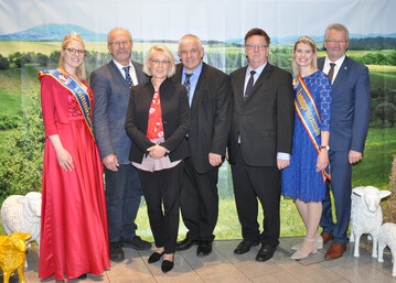Gste und Gastgeber des Parlamentarischen Abends (v.l.): Heike Marit Carstensen (Nordfriesische Lammknigin), Alfons Gimber (VDL-Vorsitzender und Gastgeber von Seiten der VDL), Astrid Damerow (MdB, stellvertretende Landesvorsitzende des CDU Schleswig-Holstein), Hermann Frber (MdB, Mitglied in den Bundestagsausschssen Ernhrung und Landwirtschaft), Hans-Joachim Fuchtel (MdB, Staatssekretr im Bundesministerium fr Ernhrung und Landwirtschaft), Nadine Dethlefs (Nordfriesische Lammprinzessin) und Alois Gerig (MdB, Vorsitzender des Bundestagsausschusses fr Ernhrung und Landwirtschaft).