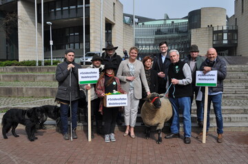 Vor dem Landtag in NRW: Nordrhein-Westfalens Ministerin fr Umwelt, Landwirtschaft, Natur- und Verbraucherschutz, Christine Schulze Fcking, zeigte sich offen fr die Sorgen der Schfer.