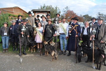Abschlussfoto des diesjhrigen Bundesleistungshtens in Httenberg mit allen Htern, Richtern, dem hessischen Schferknigspaar und dem VDL-Vorsitzenden Alfons Gimber.