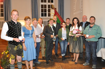Staatsministerin Michaela Kaniber (3.v.l.) ehrte die Zchter mit der Bayerischen Staatsmedaille in Gold, Silber und Bronze.