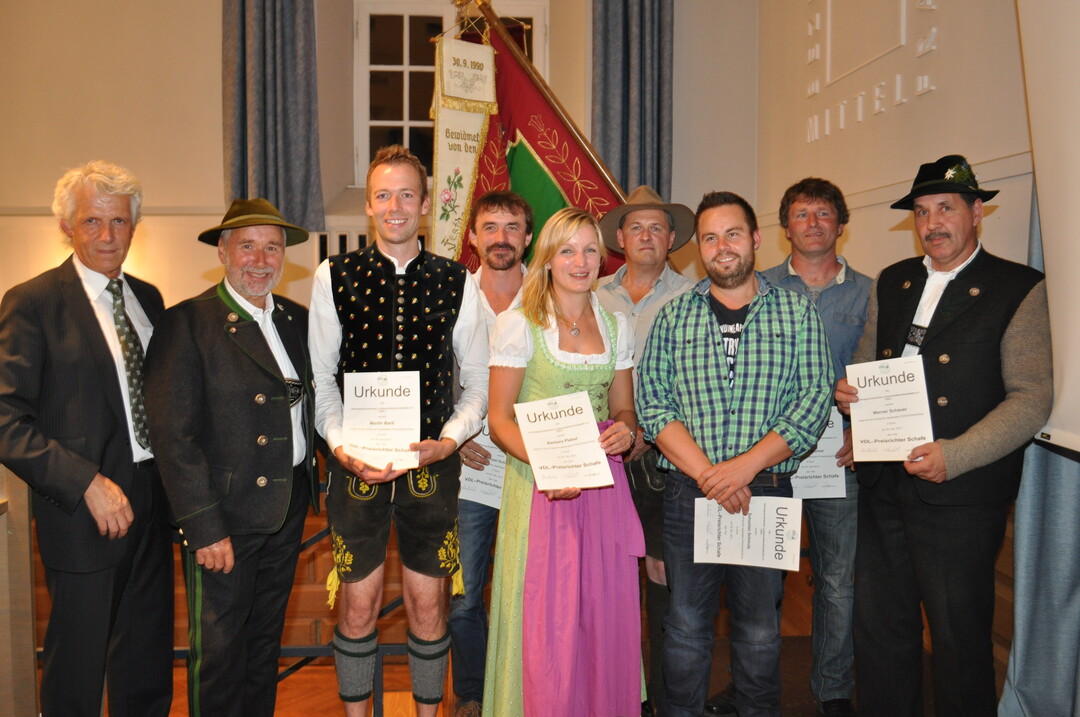 Dr. Stefan Vll (VDL-Geschftsfhrer) und Joseph Grasegger (Vorsitzender des Landesverbandes Bayerischer Schafhalter und der Bayerischen Herdbuch-Gesellschaft fr Schafzucht berreichten den VDL-Preisrichtern ihre Urkunden (v.l.): Dr. Stefan Vll, Joseph Grasegger, Martin Bartl, Michael Schlamp, Barbara Plabst, Josef Rebitzer, Sebastian Schmutz, Richard Kiemer und Werner Schauer.