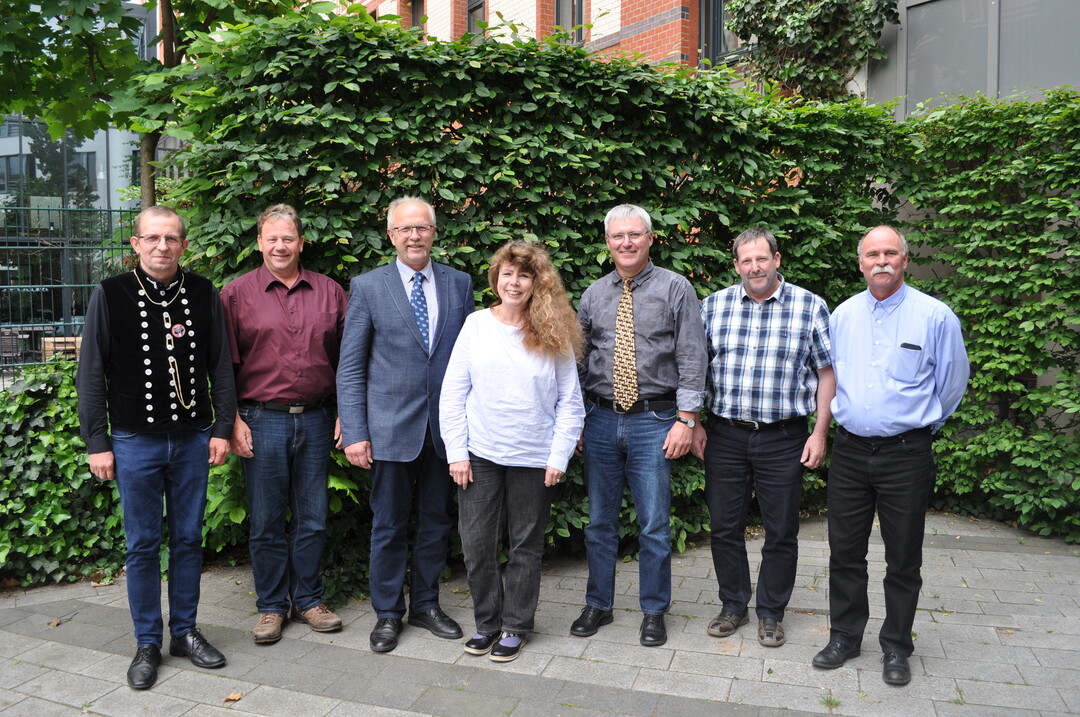 Der neue VDL-Vorstand mit den beiden neuen Sprechern der VDL-Abteilungen "Berufsschfer" und "Zucht"(v.l.): Ingo Stoll (Abt. Berufsschfer), Karl-Henning Hinz, Alfons Gimber, Ortrun Humpert, Werner Neumann, Jens-Uwe Otto, Andreas Humpert (Abt. Zucht). Auf dem Foto fehlt Reinhard Heintz.