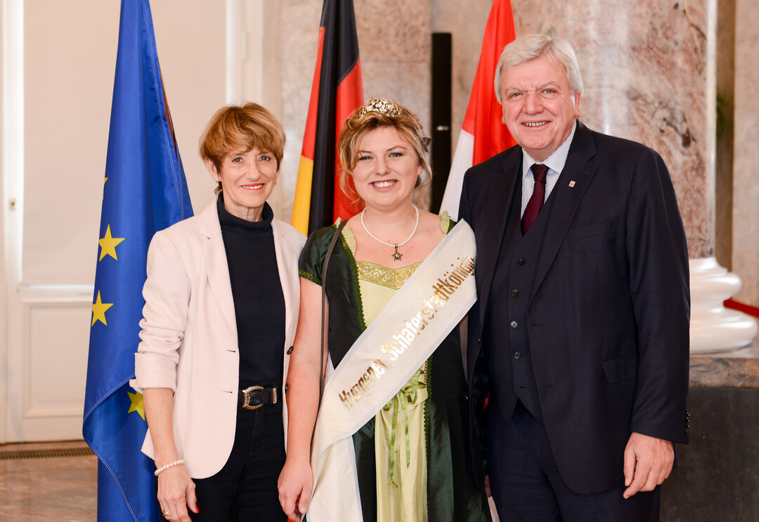 Ministerprsident Volker Bouffier und Ehefrau Ursula mit der Hungener Schferstadtknigin Franziska I., Franziska Storch.