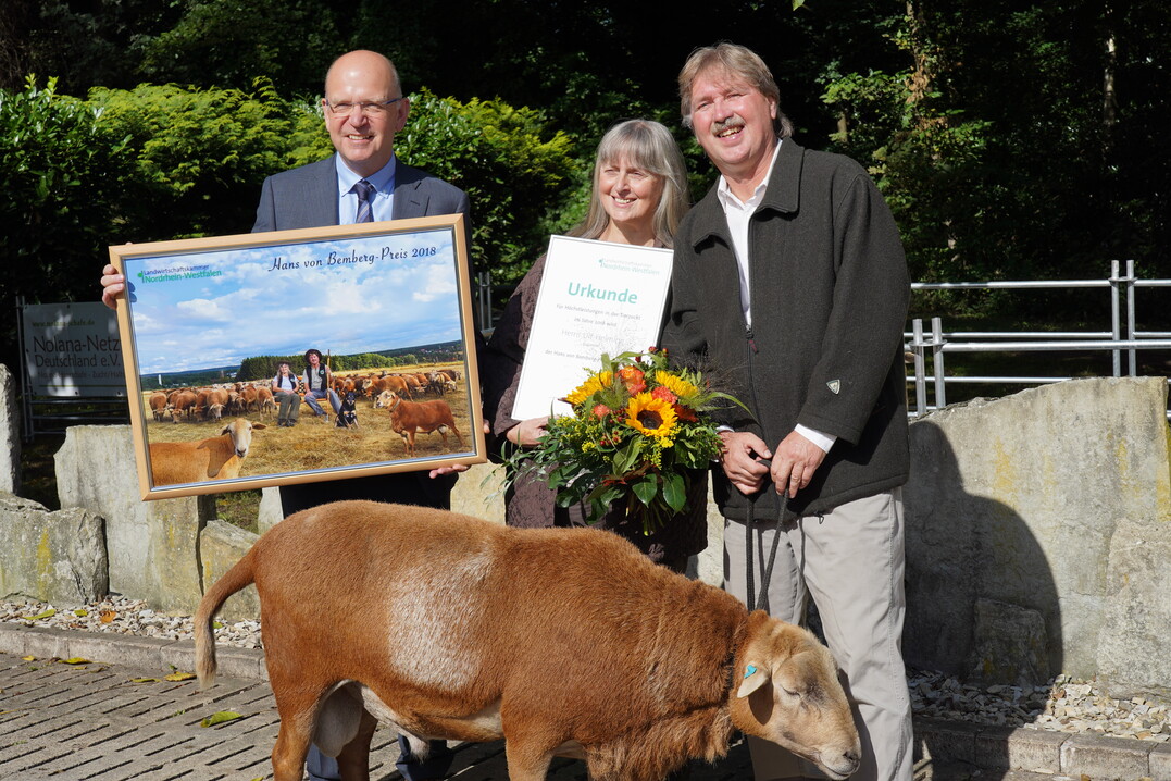 Ulf Helming (r.) neben seiner Frau Gabriele Obermark erhält den Hans-von-Bemberg-Preis 2018 von Karl Werring, Präsident der Landwirtschaftskammer NRW.