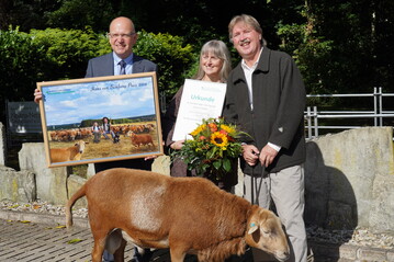 Ulf Helming (r.) neben seiner Frau Gabriele Obermark erhlt den Hans-von-Bemberg-Preis 2018 von Karl Werring, Prsident der Landwirtschaftskammer NRW.