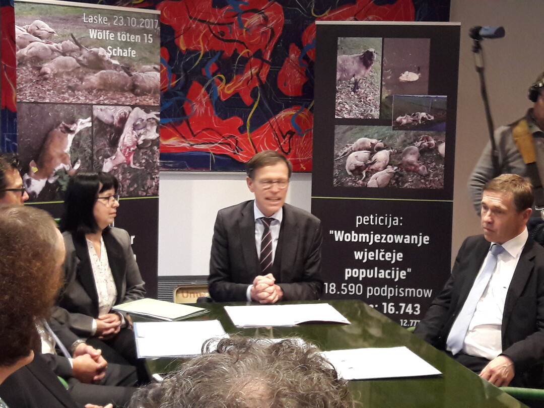 Übergabe der Petition an (v.l.): Kerstin Lauterbach, Dr. Matthias Rößler und Alois Mikwauschk (Landtagsabgeordneter).