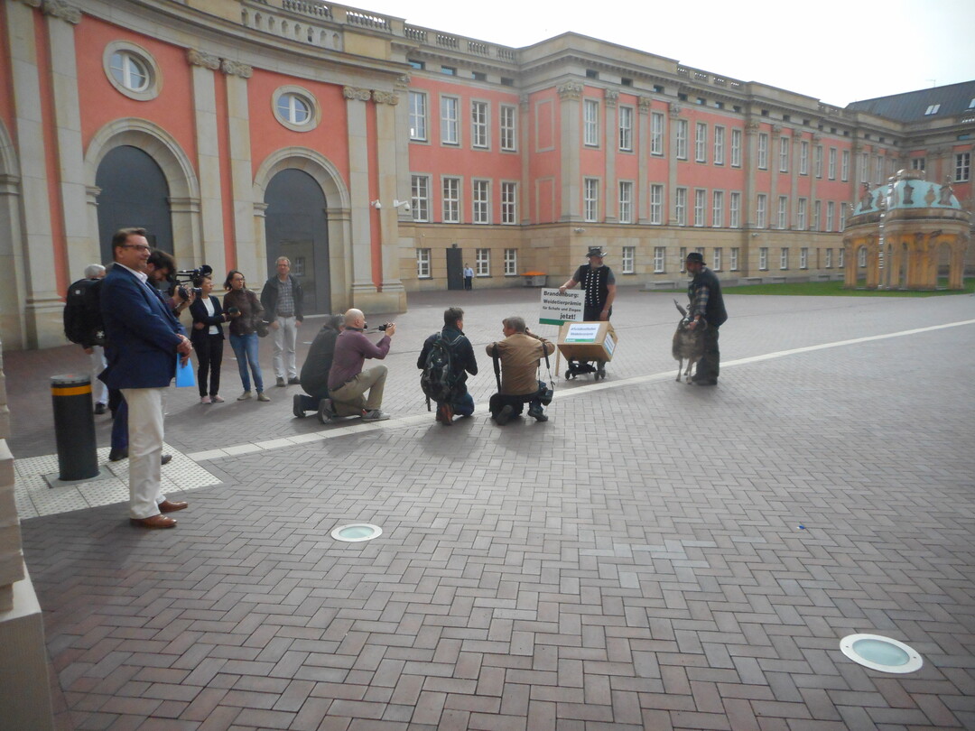 bergabe der Petition in Brandenburg.