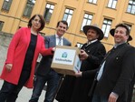 Übergabe der Petition vor dem bayerischen Landtag.