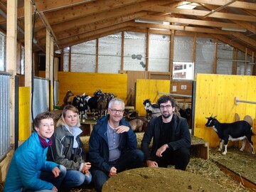 Ziegen lieben offenbar die Herausforderung. Dr. Nina Keil (v. li.) und Katrina Rosenberger (beide
Agroscope, Schweiz) sowie Dr. Jan Langbein und Dr. Christian Nawroth (beide Institut fr Nutztierbiologie (FBN) in Dummerstorf, Deutschland)
erforschten gemeinsam die Lernfhigkeiten von Ziegen. 