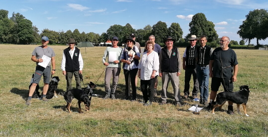 Organisatoren und Teilnehmer der NRW Meisterschaft im Hten mit Koppelgebrauchshunden. V.l.n.r.: Guido Blinten (Platz 2), Wolf-Dieter Deter (Platz 6), Anke Wulfes (mehrfach gestartet, beste Platzierung 3), Annette Dogs Grammenz (mehrfach gestartet, beste Platzierung 7), Michael Krumme (Organisation, verdeckt), Ortrun Humpert (Vorsitzende), Autofahrer Peter Keitel (verdeckt), Ulf Helming (stellte die Schafherde und kommentierte), Wolfgang Scholle und Christof May (Hterichter) und Karl Griese (Sieger der NRW Meisterschaft).