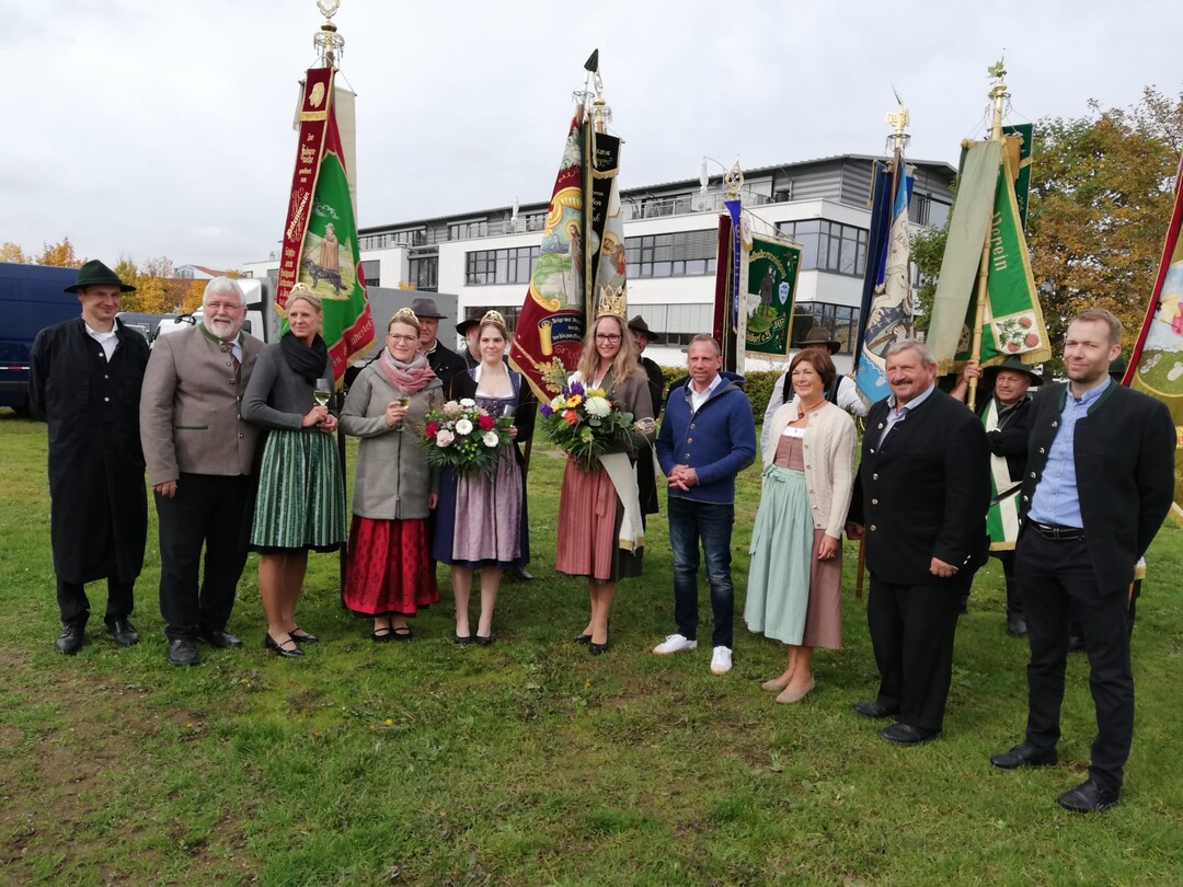 Krnung der neuen Bayerischen Wollknigin (v.l.): Martin Brickel (Vorsitzender Bayerische Wollerzeugergemeinschaft), Sebastian Friesinger (Landtagsabgeordneter Rosenheim-West), Anja Staudacher (ehemalige Wollknigin), Claudia Hanslmeier (ehemalige Wollknigin), Franziska Lechner (Wollknigin der letzten Amtsperiode), Janine I. (neue, amtierende Wollknigin), Thorsten Glauber (Staatsminister fr Umwelt und Verbraucherschutz in Bayern), Maria Wirnitzer (Stellvertretende Brgermeisterin von Vaterstetten), Georg Reitsberger (Stellvertretender Landrat, auf seinem Betriebsgelnde fand der Wollmarkt statt) und Martin Bartl (Geschftsfhrer Landesverband Bayerischer Schafhalter).