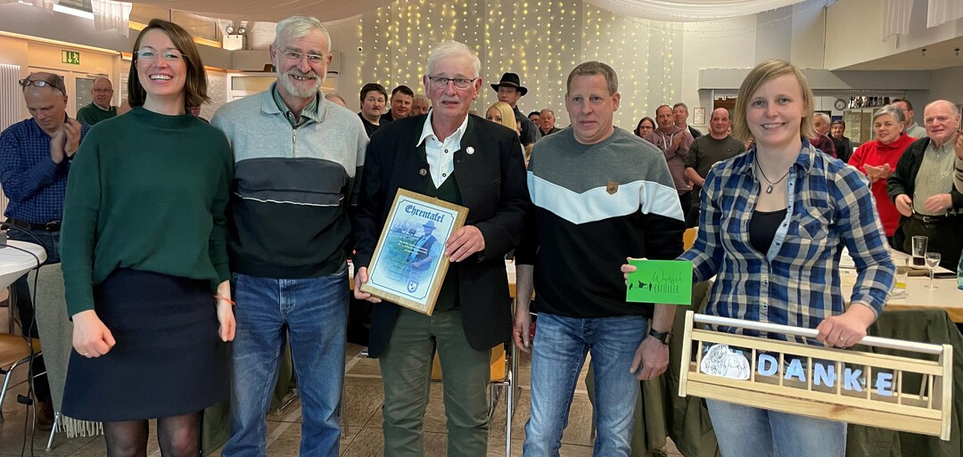 Standing Ovations fr Reinhard Heintz. Von links: Katja Gtz (neue Zuchtleiterin in Hessen), Hubert Dissen, Reinhard Heintz, Oliver Stey, Kristin Loh (neue Geschftsfhrerin in Hessen).