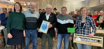Standing Ovations fr Reinhard Heintz. Von links: Katja Gtz (neue Zuchtleiterin in Hessen), Hubert Dissen, Reinhard Heintz, Oliver Stey, Kristin Loh (neue Geschftsfhrerin in Hessen).